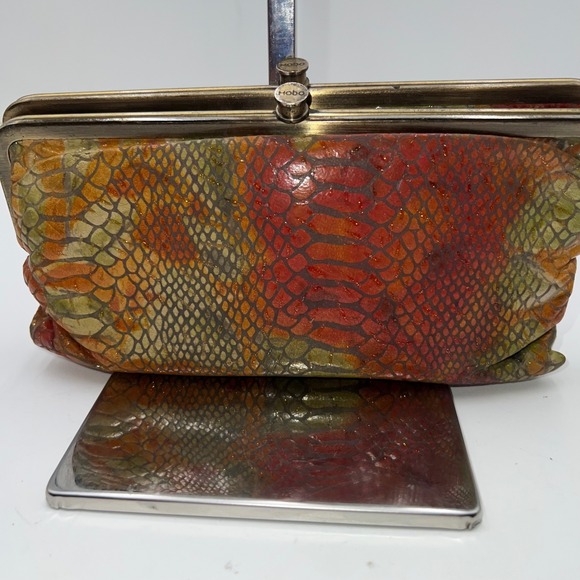 Hobo Clutch Wallet Snakeskin Print Leather Kisslock Closure - Picture 1 of 11